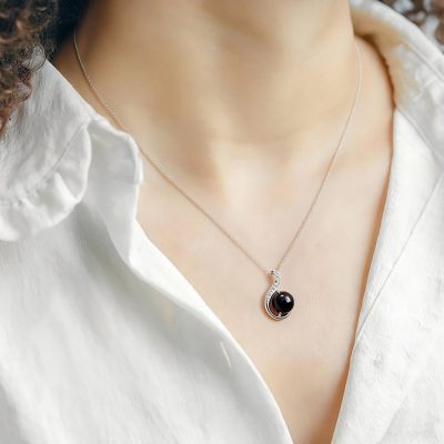 Feng Shui meanings and functions of wearing rosewood accessories